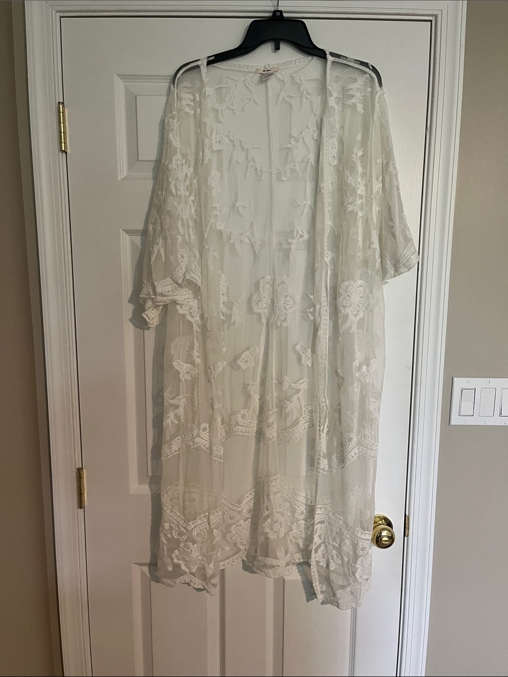 mi ami White Lace Floral Kimono